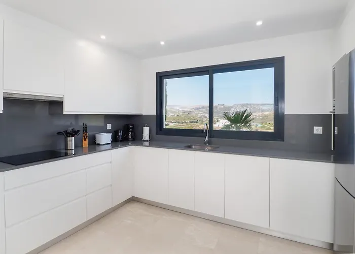 2306 - Brand New Apt, Walking Distance To Beach!
